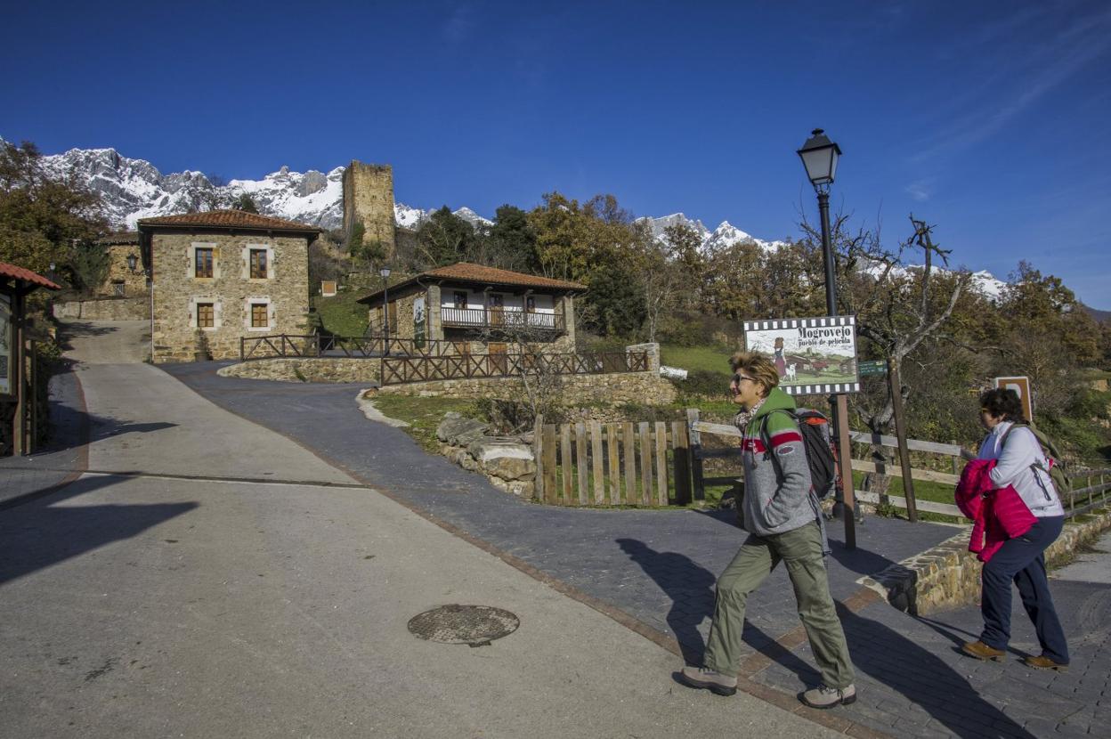 Dos turistas caminan por Mogrovejo, en el municipio lebaniego de Camaleño. 