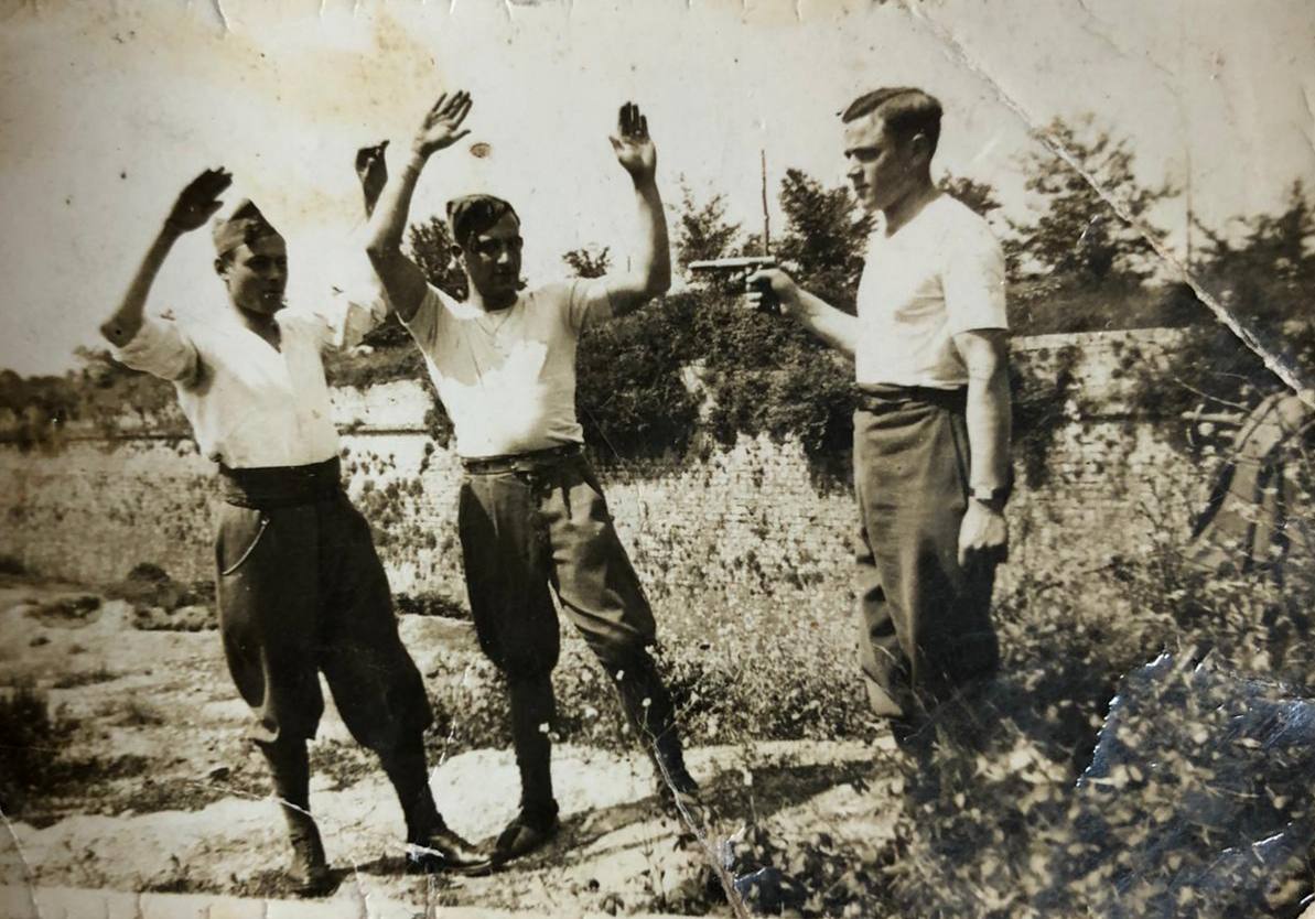 Al comienzo del estado de alarma, la Junta Vecinal animó a la gente a desempolvar sus álbumes de fotografías para hacer un archivo con todo el material reunido. Estas fotos forman parte de esta colección.