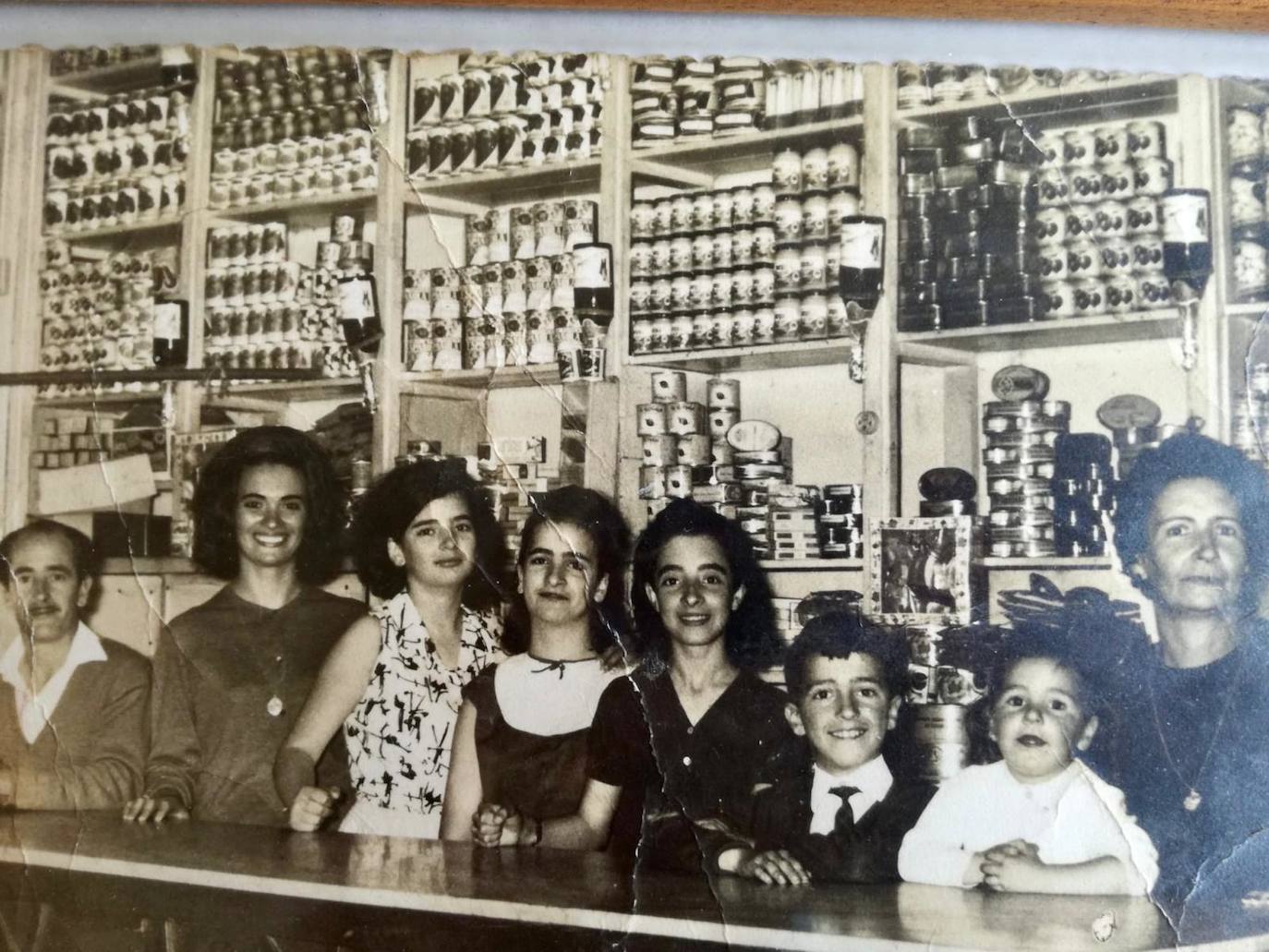 Al comienzo del estado de alarma, la Junta Vecinal animó a la gente a desempolvar sus álbumes de fotografías para hacer un archivo con todo el material reunido. Estas fotos forman parte de esta colección.