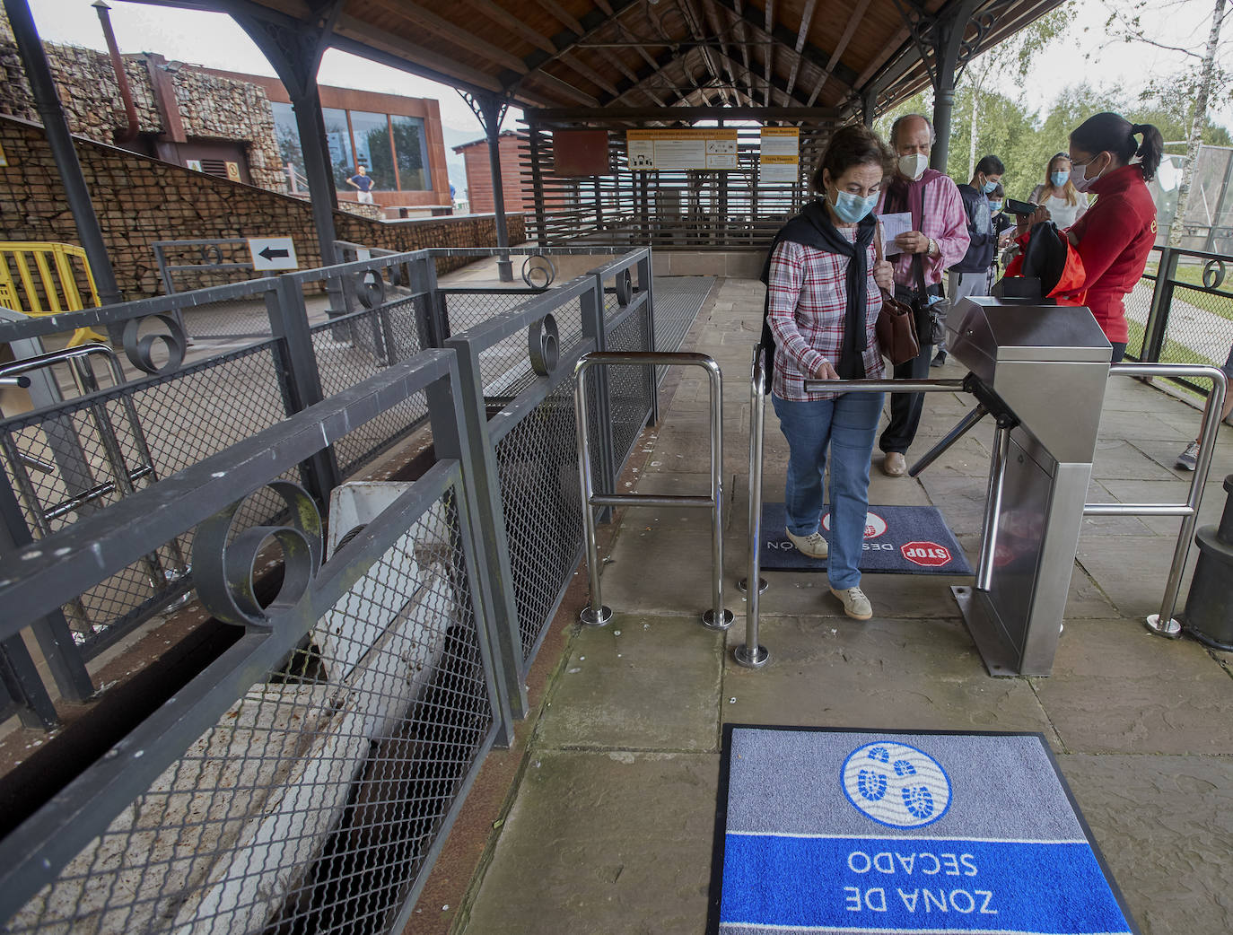 La cavidad ha reiniciado su actividad, únicamente, en la modalidad de Visita Turística o de Pasarela, para un solo grupo cada hora y de un máximo de 23 personas, el 50% de lo habitual.