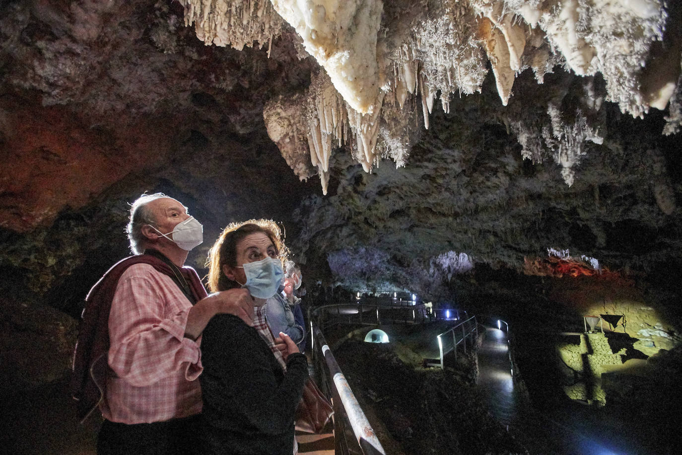 La cavidad ha reiniciado su actividad, únicamente, en la modalidad de Visita Turística o de Pasarela, para un solo grupo cada hora y de un máximo de 23 personas, el 50% de lo habitual.