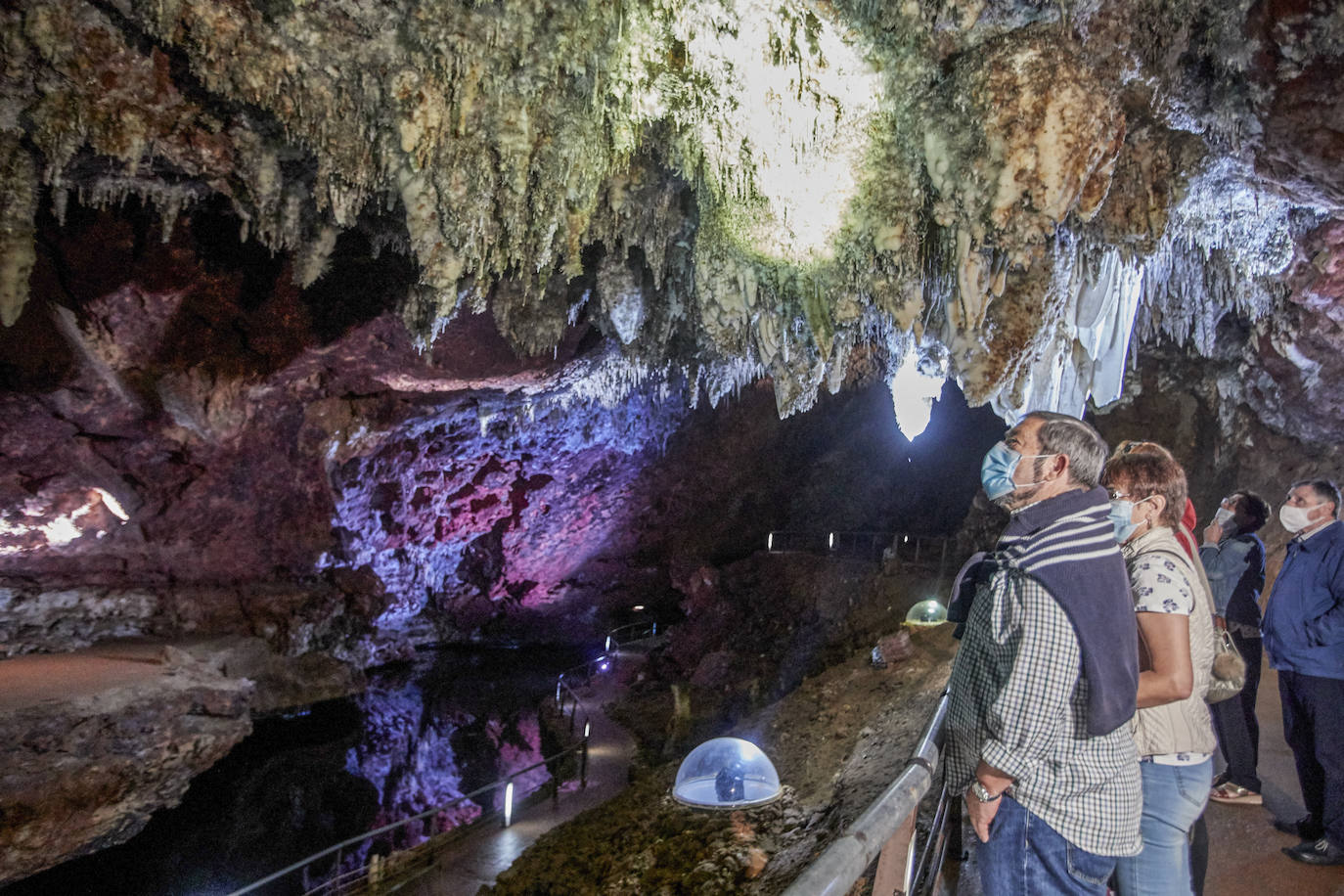 La cavidad ha reiniciado su actividad, únicamente, en la modalidad de Visita Turística o de Pasarela, para un solo grupo cada hora y de un máximo de 23 personas, el 50% de lo habitual.