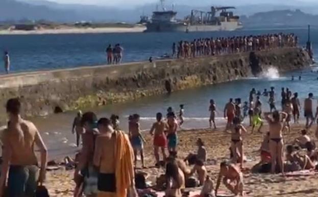 Multitud de jóvenes el pasado jueves en el espigón de La Magdalena.