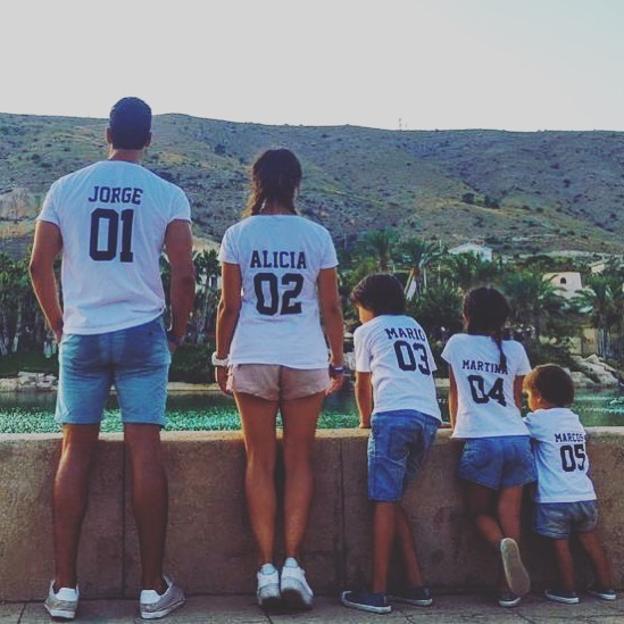 Emotiva imagen del 'equipo' familia de Jorge, Alicia y sus tres hijos.