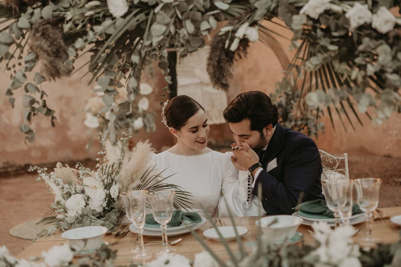 Catarina Santos y David Peralta se han convertido en la primera pareja del país en contraer matrimonio con mascarillas y aforo reducido. A pesar de las estrictas medidas de higiene, se muestran «emocionados» y aseguran que ha sido «la mejor decisión de sus vidas»