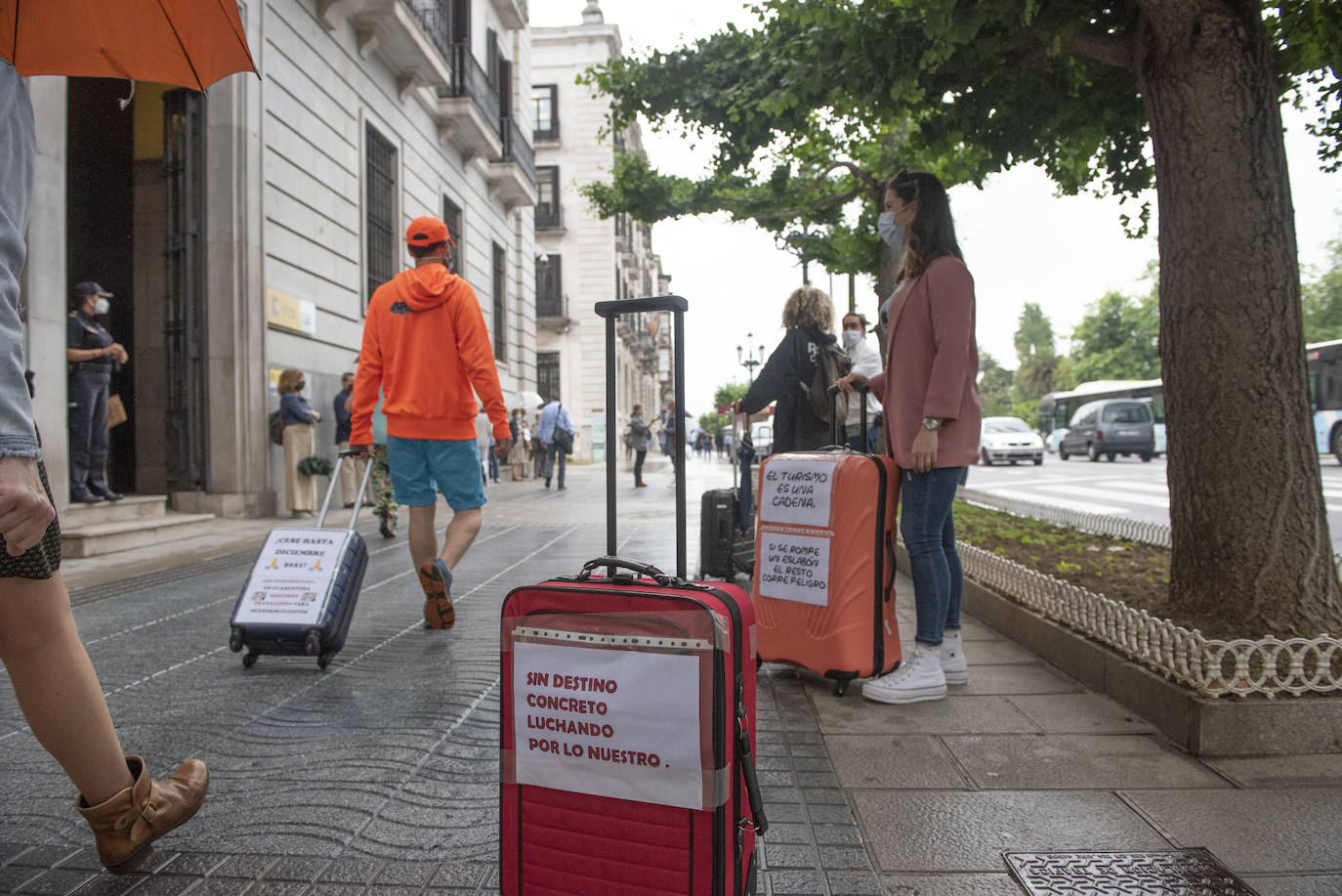 Representantes del sector, que ayer se concentraron frente a la Delegación, reivindican la continuación del ERTE hasta diciembre 