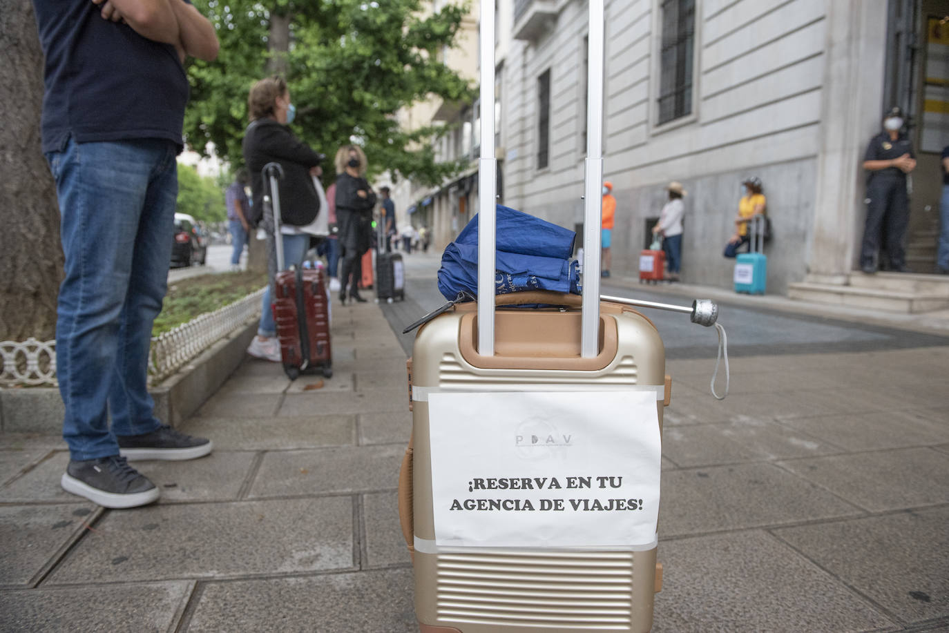 Representantes del sector, que ayer se concentraron frente a la Delegación, reivindican la continuación del ERTE hasta diciembre 