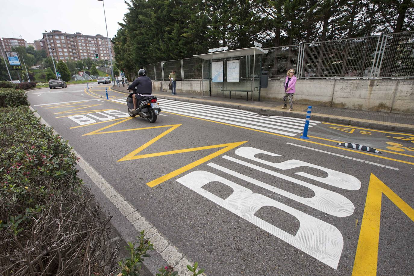 Fotos: Un carril bici lleno de obstáculos