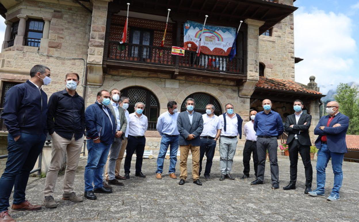 El Consejero junto a alcaldes y técnicos en la Casona de Sotama/ Fotografía; Pedro Álvarez