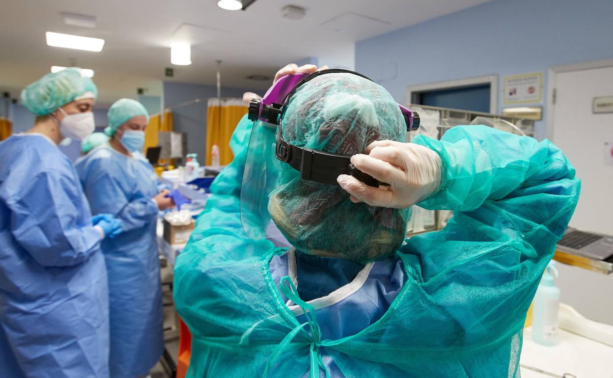 Seis servicios de Valdecilla renuevan los certificados de calidad durante la pandemia