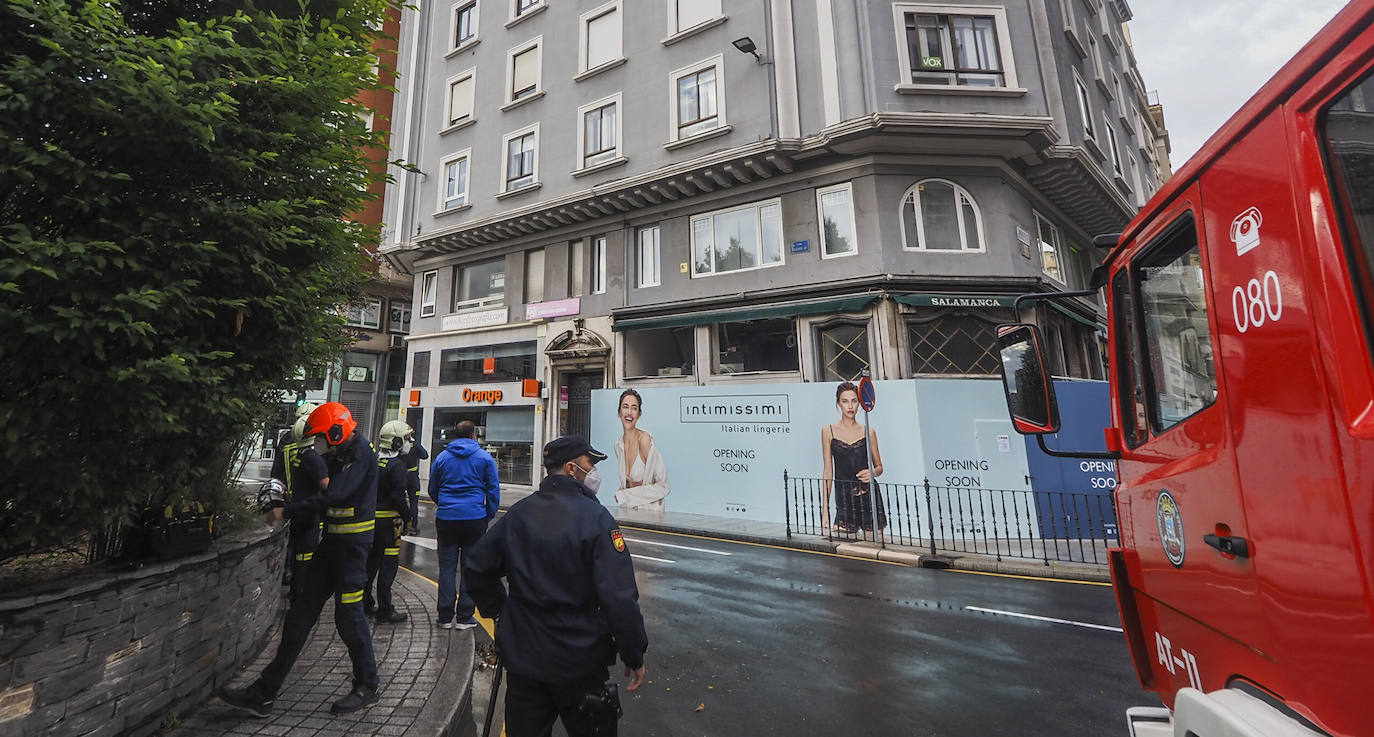 Fotos: Desalojado un edificio de la calle Isabel II por deficiencias en su estructura