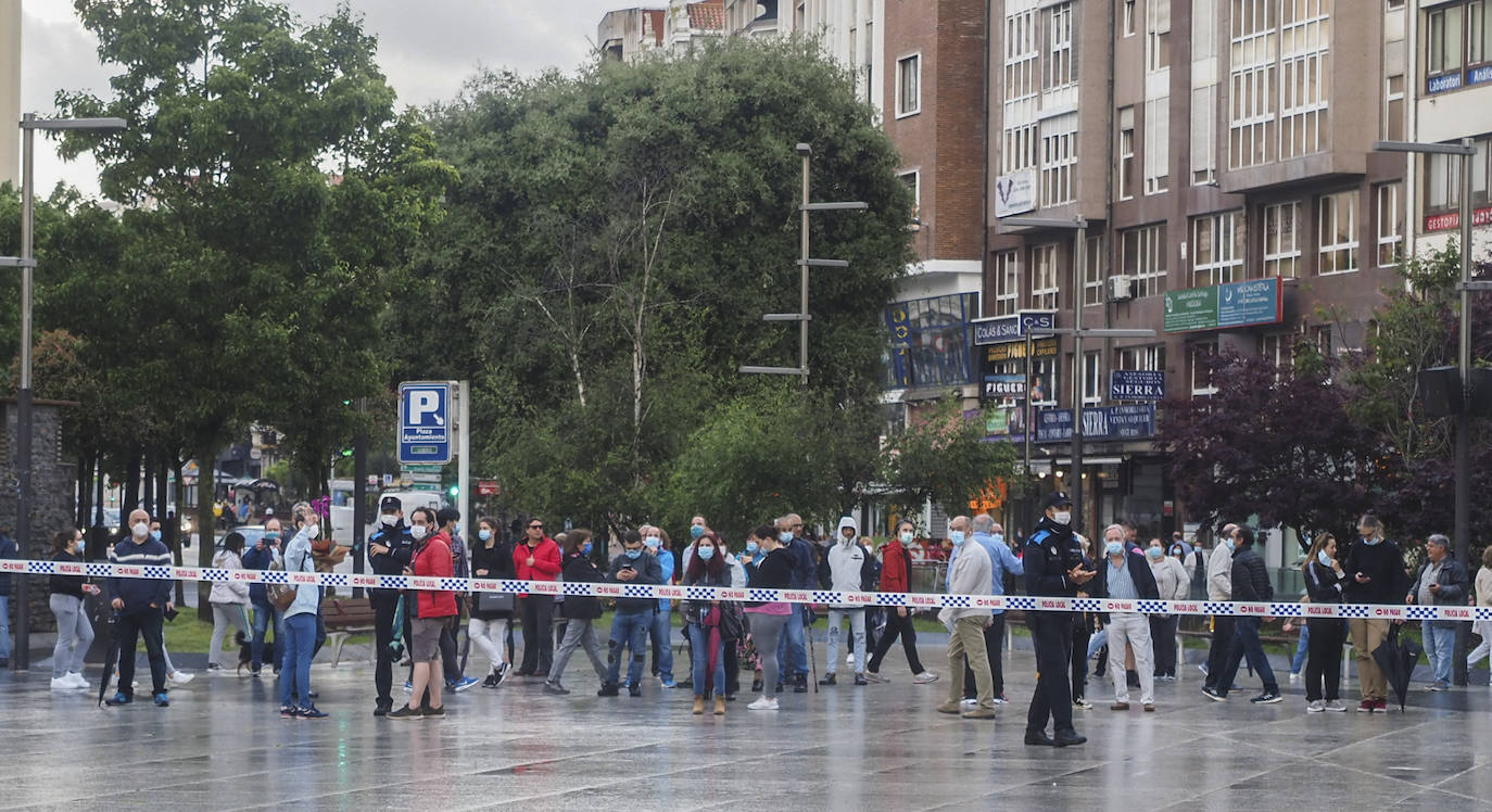 Fotos: Desalojado un edificio de la calle Isabel II por deficiencias en su estructura