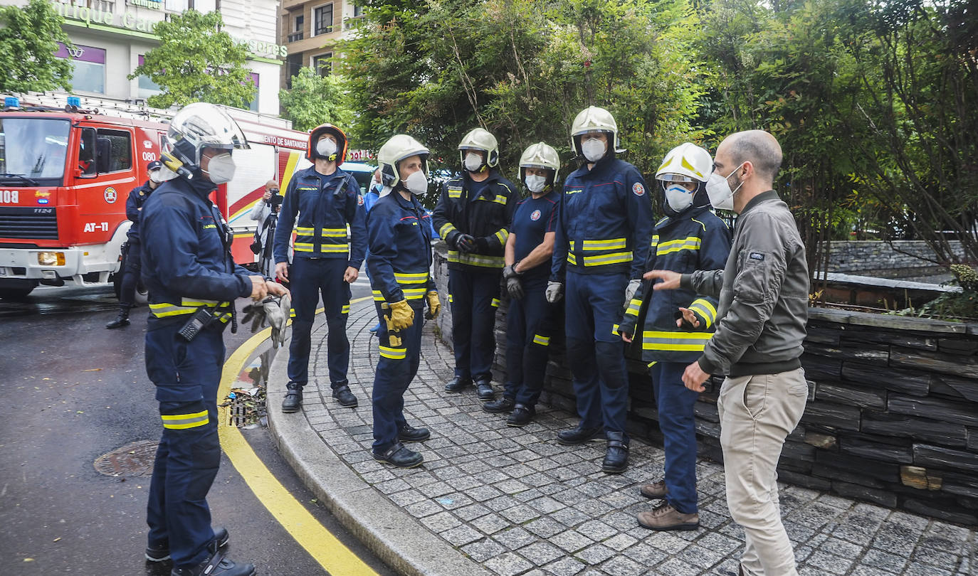 Fotos: Desalojado un edificio de la calle Isabel II por deficiencias en su estructura