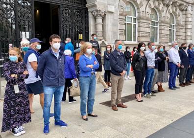 Imagen secundaria 1 - Minuto de silencio en el Ayuntamiento de Santander.