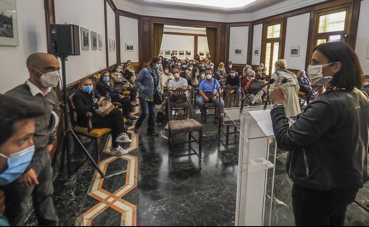 La alcaldesa, en la reunión mantenida esta mañana con los vecinos afectados.