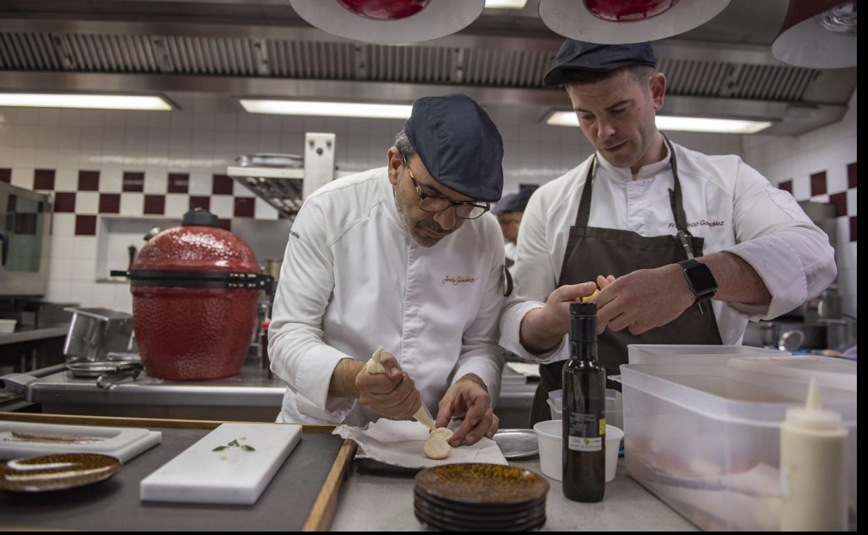 Jesús Sánchez y el jefe de cocina Francisco González. daniel pedriza