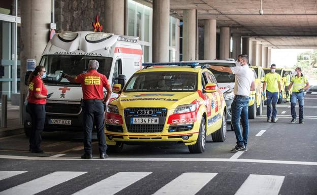 Foto: Dispositivo desplegado en el aeropuerto de Lanzarote antes de la llegada del avión en el que viajaba un contagiado / Vídeo: El presidente de ALA, Javier Gándar expresa su satisfacción por los negativos del vuelo Madrid-Lanzarote. 