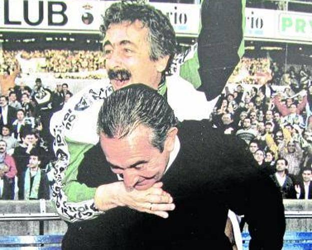 Manolo Preciado y Nando Yosu, dos leyendas racinguistas, en la temporada 1997-98 en El Sardinero. 