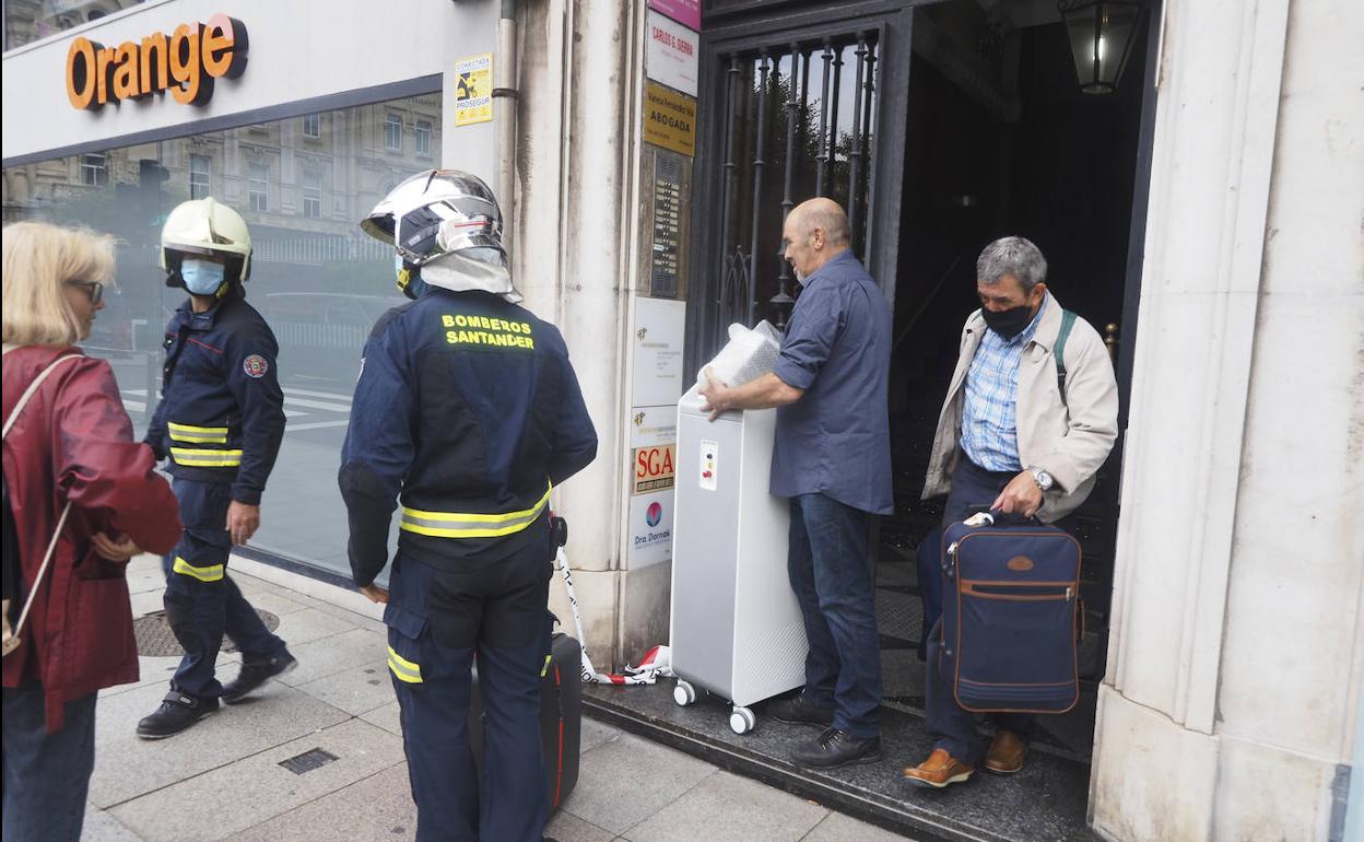 «Nos mudamos aquí hace dos días y con las mismas hemos tenido que sacarlo todo»