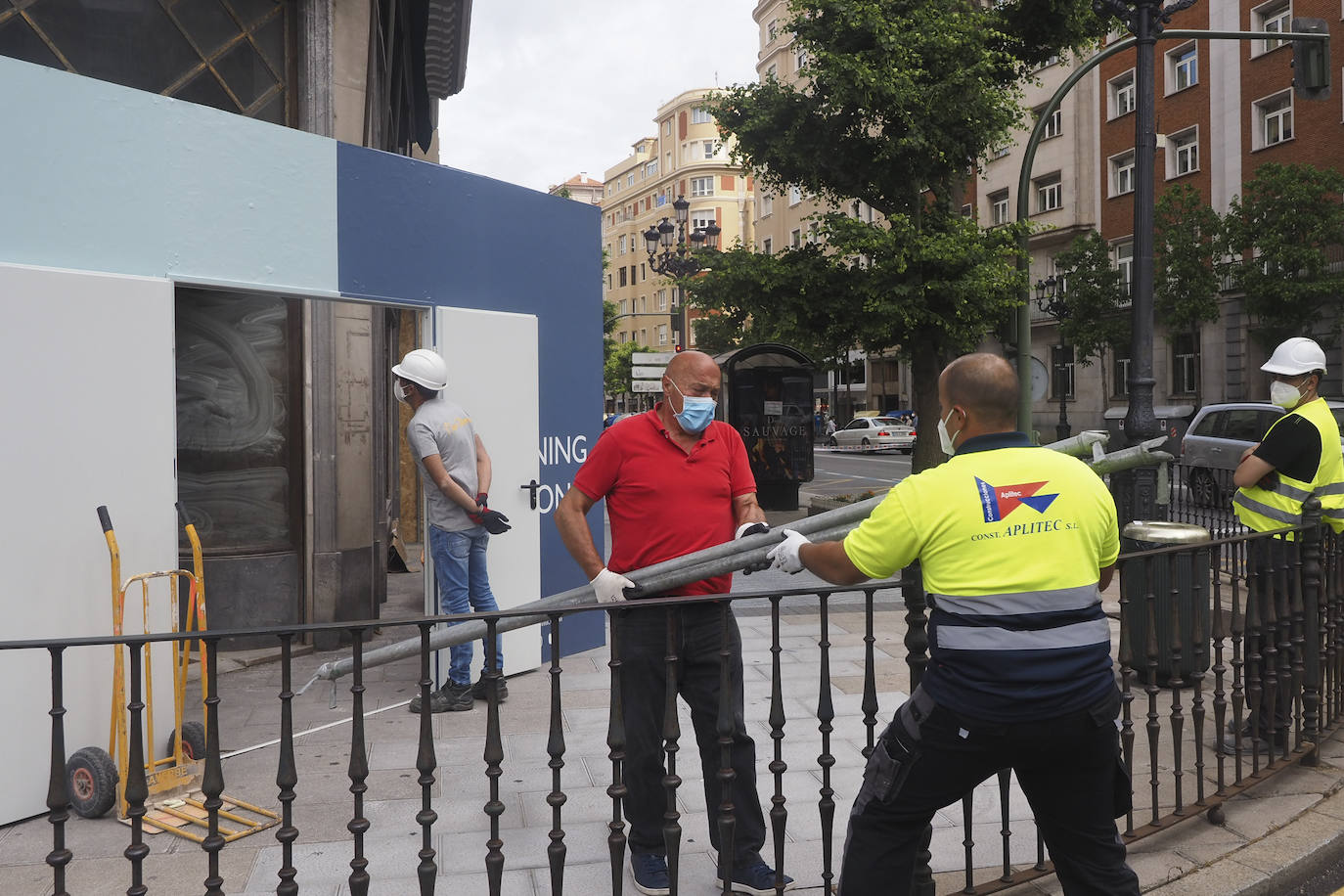 Fotos: Los vecinos del 13 de Isabel II entran en sus viviendas a recoger sus enseres