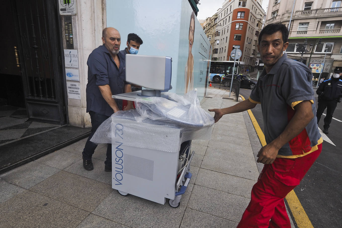 Fotos: Los vecinos del 13 de Isabel II entran en sus viviendas a recoger sus enseres