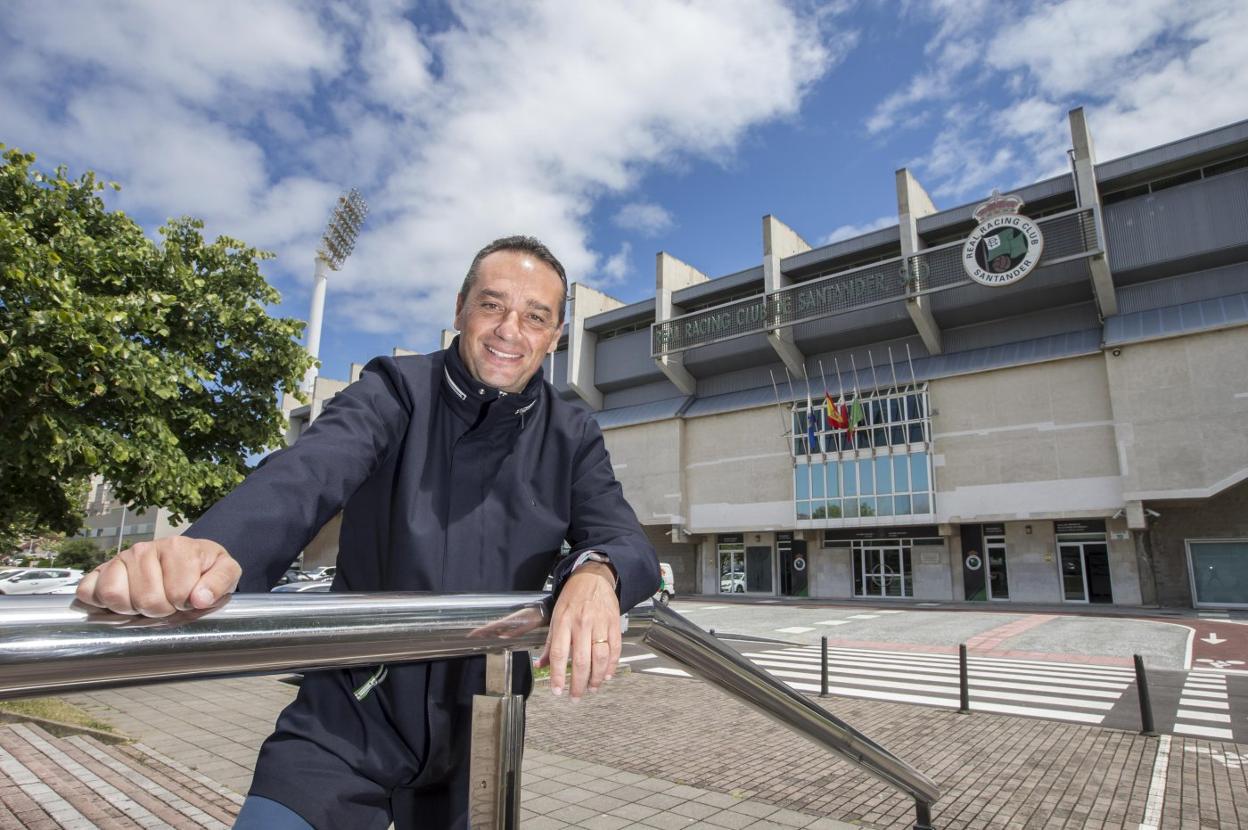 José Luis Oltra posa con los Campos de Sport de fondo tras el entrenamiento del viernes en el estadio. 