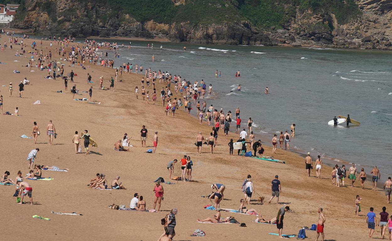 La playa de La Arena (Vizcaya), llena de bañistas.