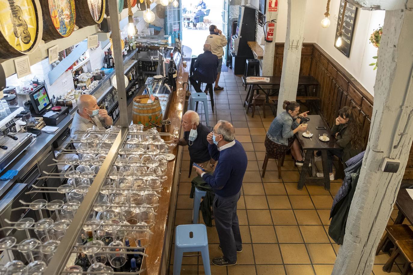 Con la entrada en la fase tres se abre la posibilidad de consumir en barra, pero se debe garantizar una separación mínima de dos metros entre clientes o, en su caso, grupos de clientes afines.