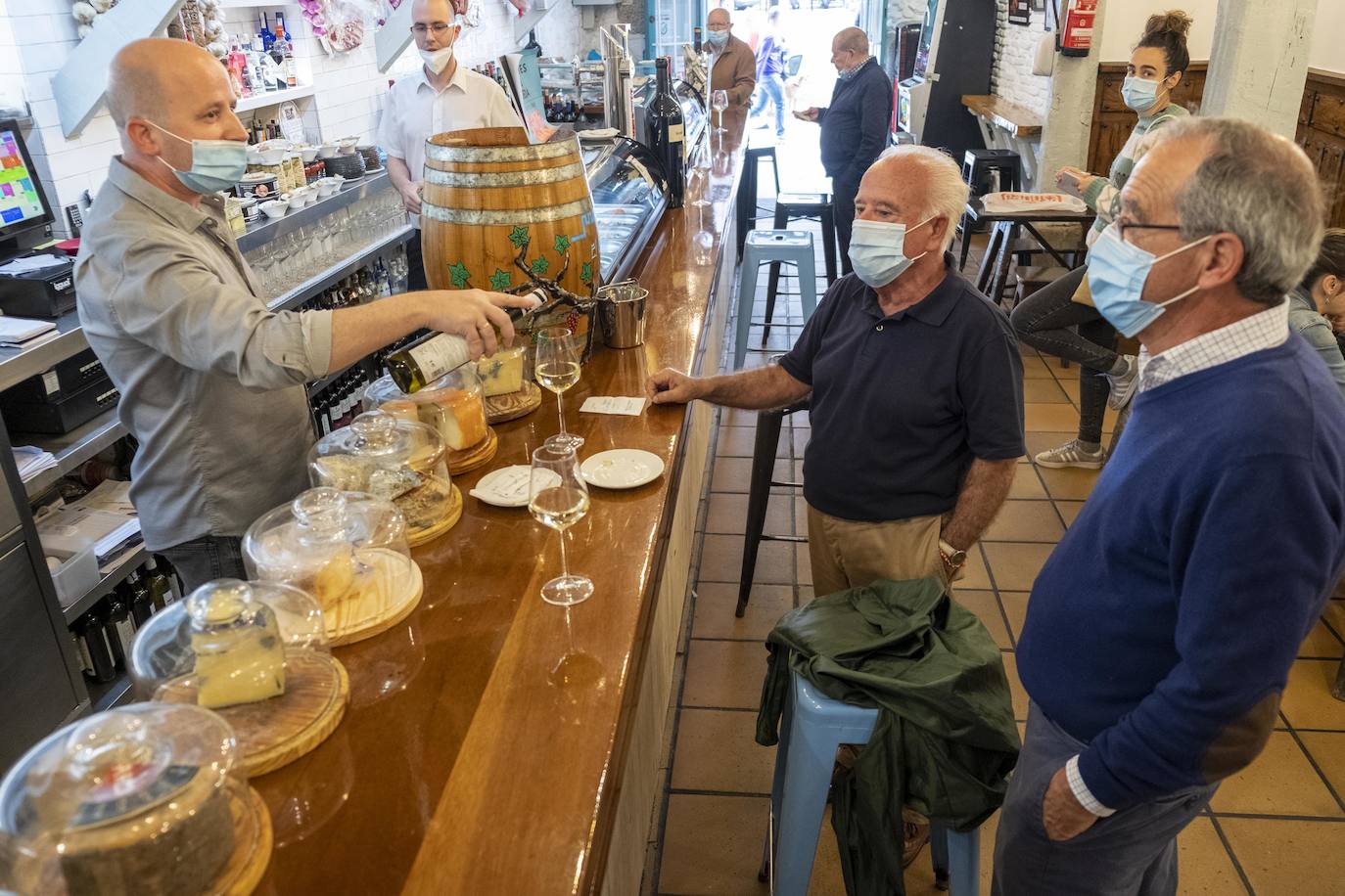 Con la entrada en la fase tres se abre la posibilidad de consumir en barra, pero se debe garantizar una separación mínima de dos metros entre clientes o, en su caso, grupos de clientes afines.