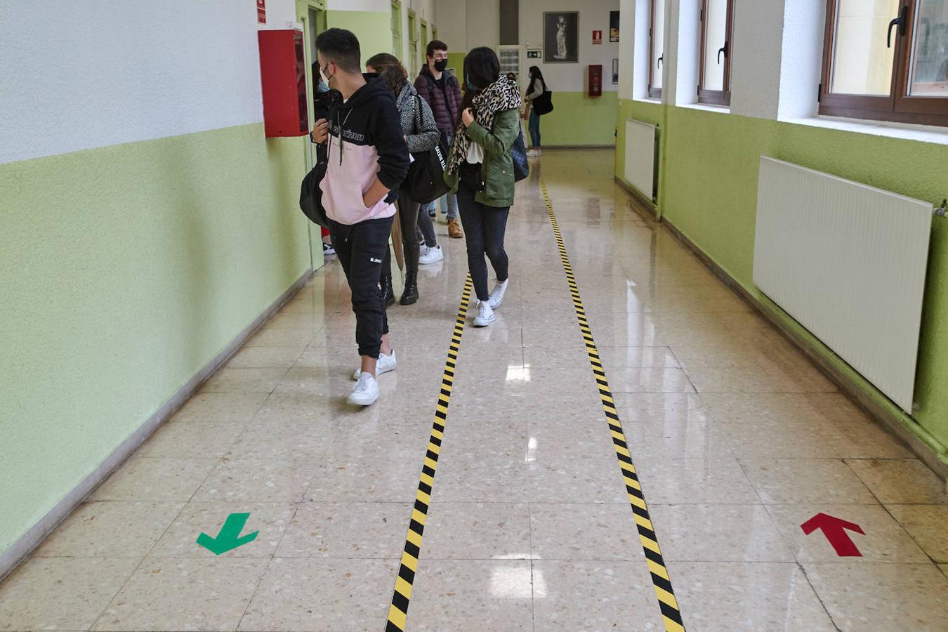 Después de casi tres meses sin clase, los alumnos de 2º de Bachillerato y de los últimos cursos de FP han empezado este lunes a volver a sus institutos.