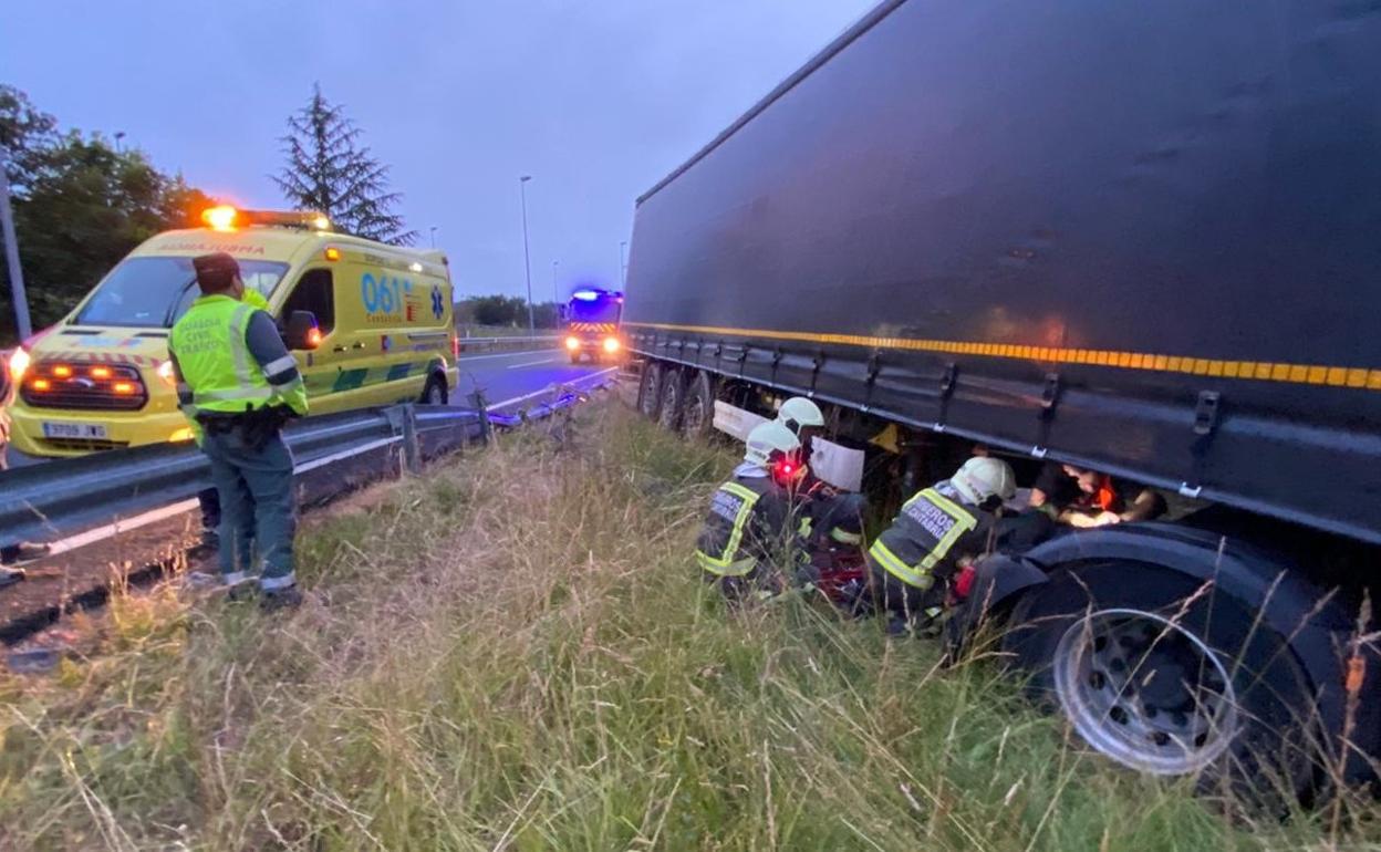 Un camión de cemento se sale de la carretera en la A-8, a la altura de Los Tánagos