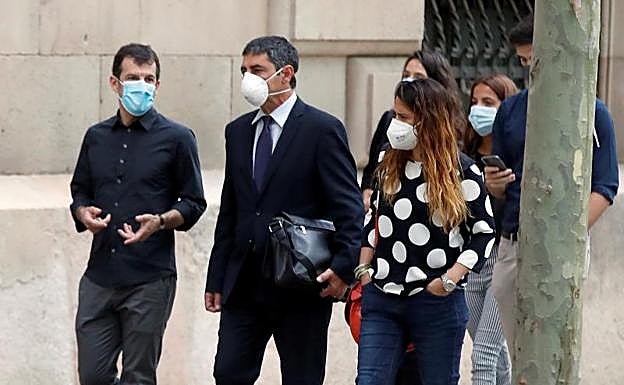 El mayor de los Mossos Josep Lluís Trapero (2i) a su llegada a la Audiencia de Barcelona.