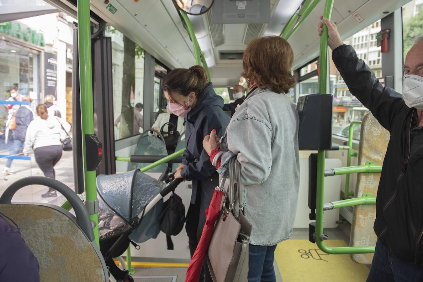 Fotos: Los autobuses de Santander, llenos de mascarillas