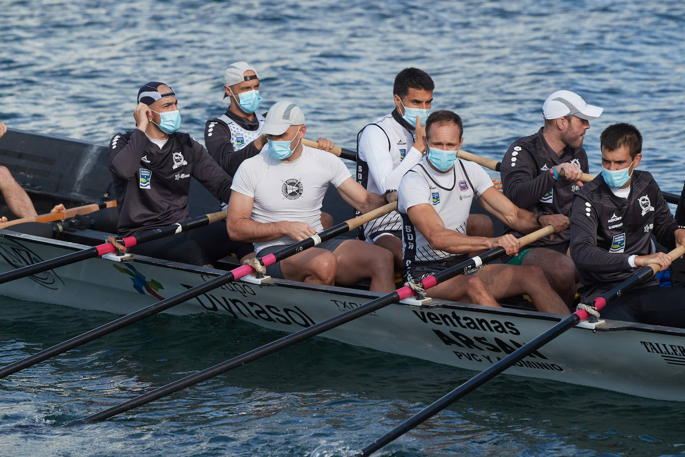 Fotos: Pedreña echa al agua sus dos traineras... con mascarillas