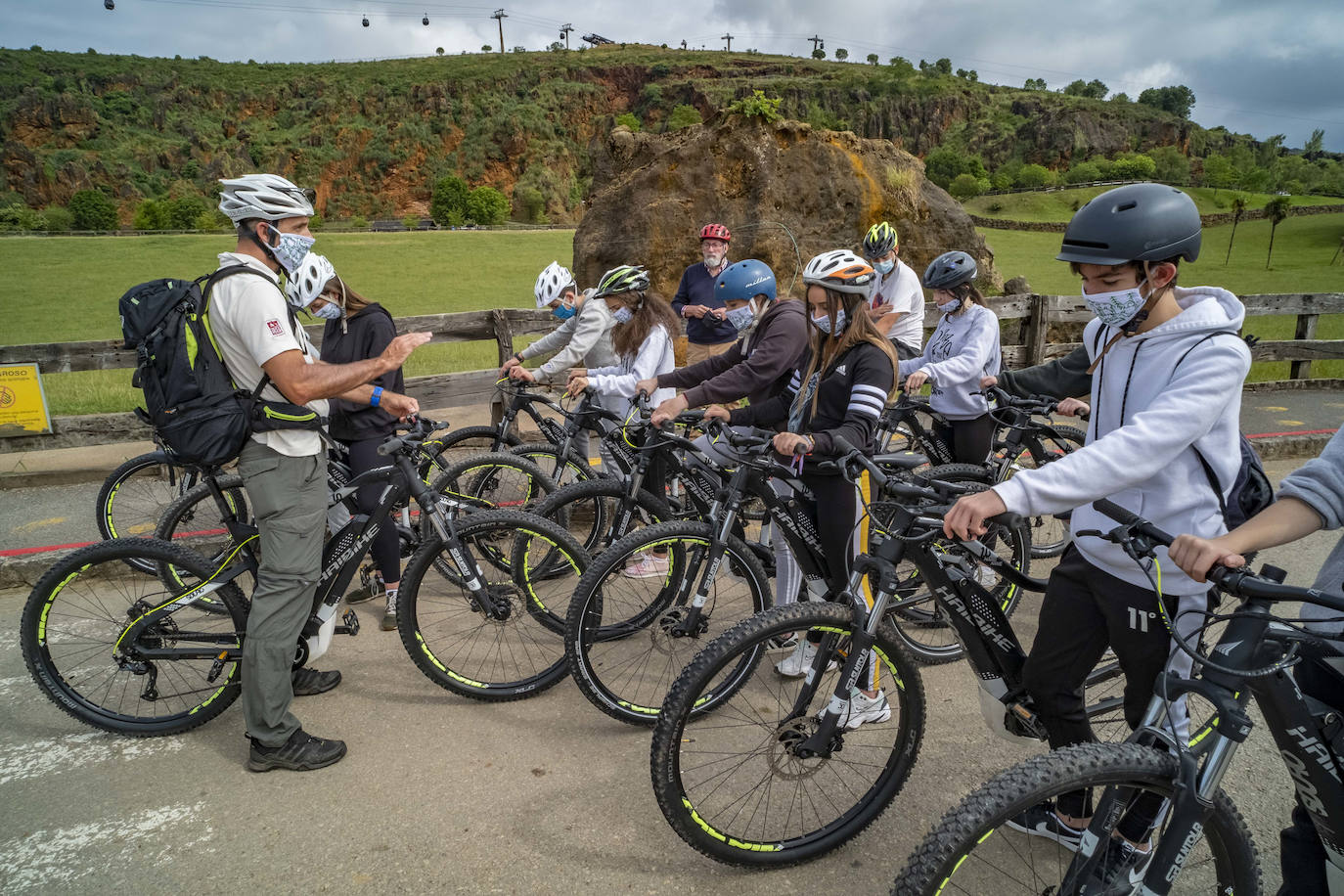 El Parque ha celebrado este miércoles su 30 aniversario con cientos de visitantes cántabros e invitados de diferentes ámbitos políticos y sociales de la región, en el que se ha recordado la historia de este espacio que representa «la memoria, infancia y vida de todos los cántabros».