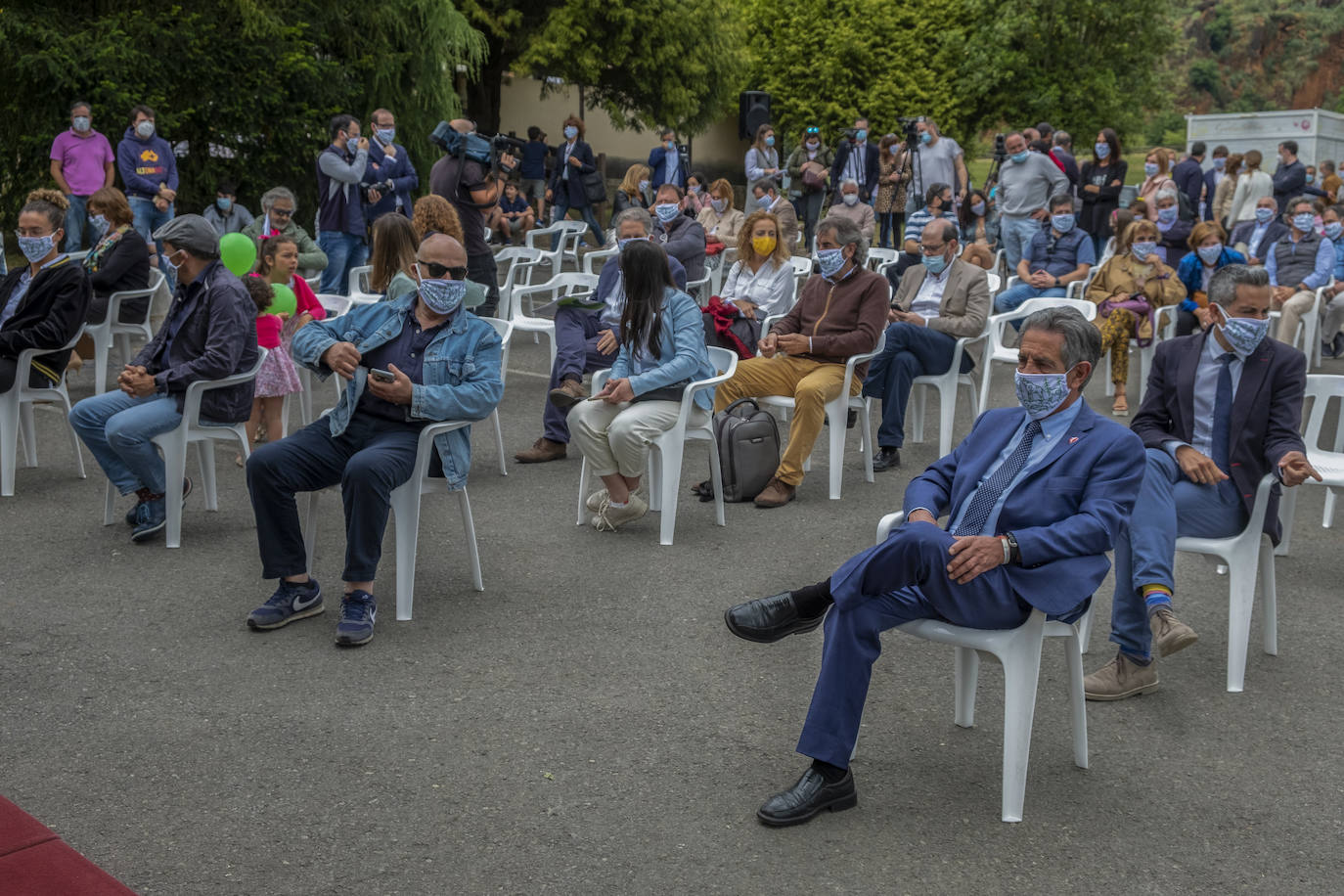 El Parque ha celebrado este miércoles su 30 aniversario con cientos de visitantes cántabros e invitados de diferentes ámbitos políticos y sociales de la región, en el que se ha recordado la historia de este espacio que representa «la memoria, infancia y vida de todos los cántabros».