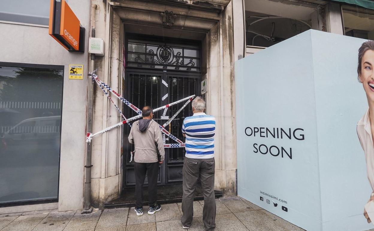 El portal del número 13 de la calle Isabel II permanece precintado en pleno centro de Santander.