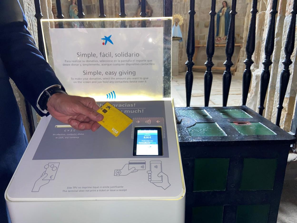 El cepillo digital se ha instalado a la entrada del templo castreño. 