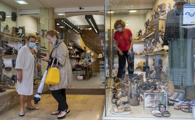 Imagen principal - Hay ganas de compras, pero faltan los turistas