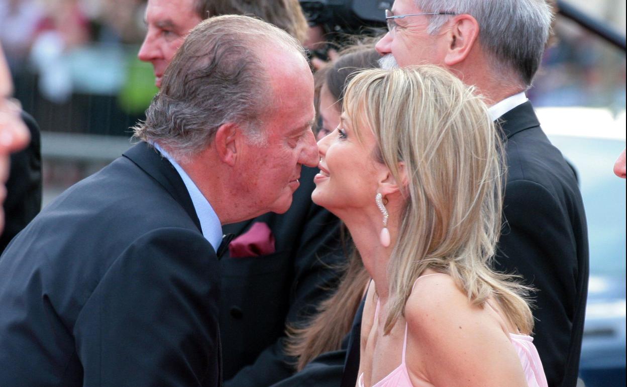 Don Juan Carlos y Corinna Larsen se saludan, en 2006, en Barcelona.