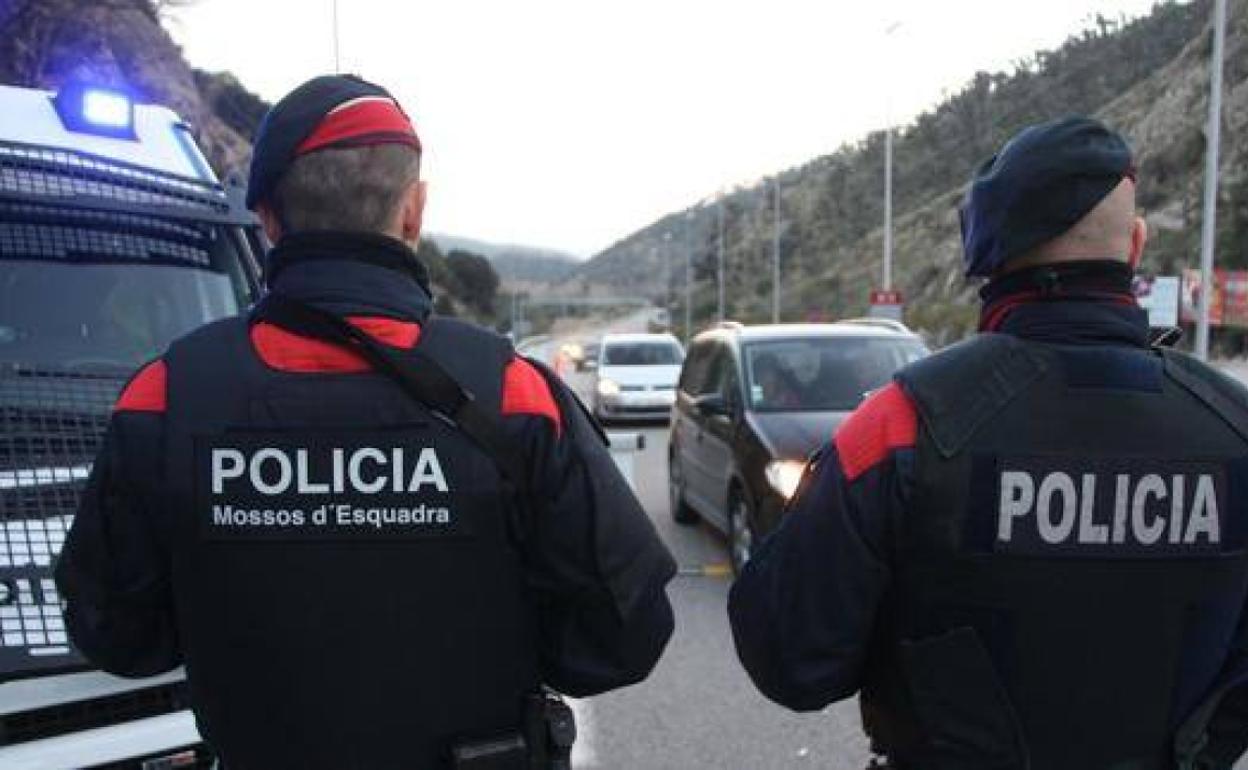 Dos agentes de los Mossos d'Esquadra. 