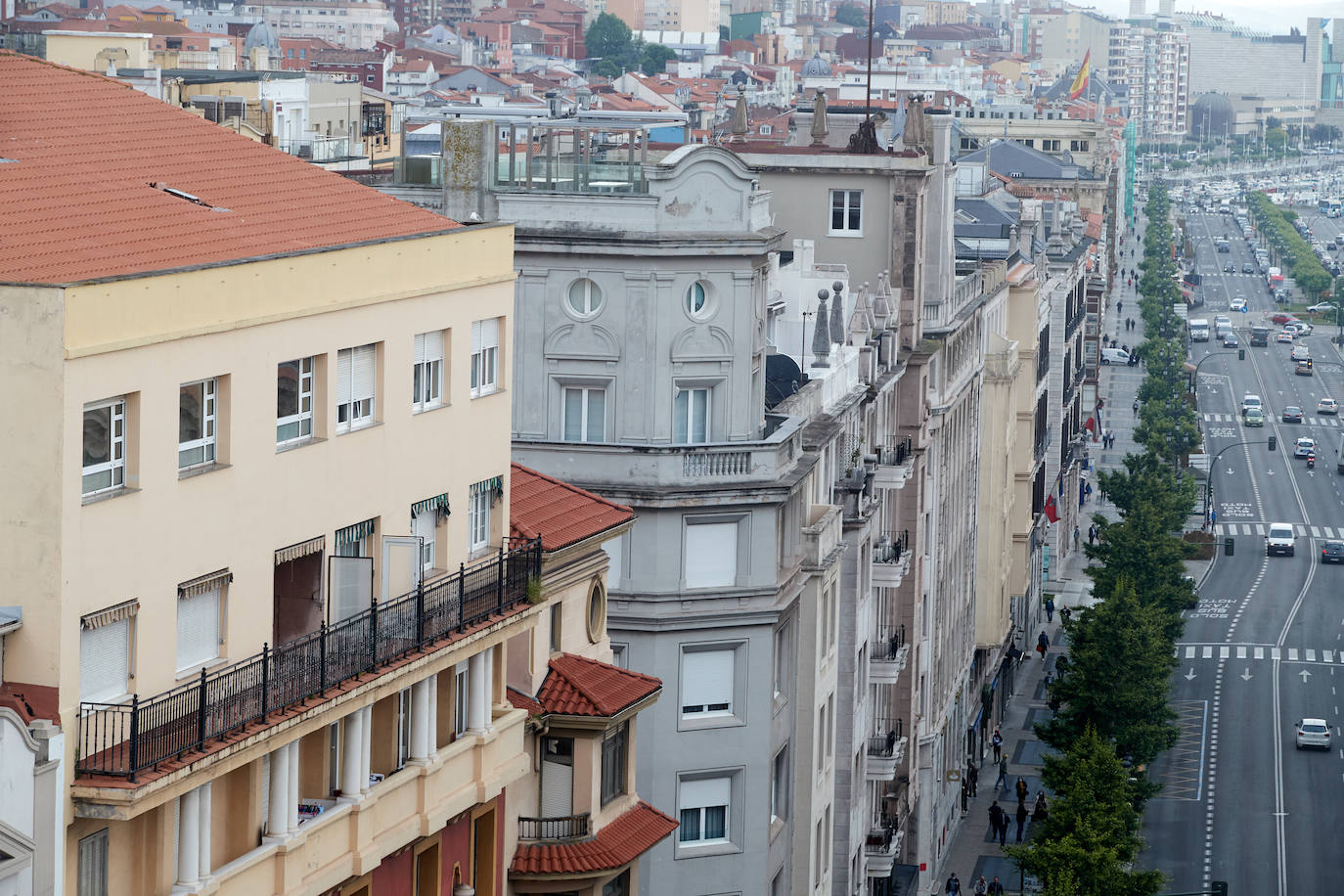 21 vecinos fueron desalojados de este edificio al detectar que «estaba mucho peor de lo que cabía esperar«, asegura el ingeniero Joaquín Calonge. Pasados ya varios días, todo indica que la seguridad va a seguir primando en el protocolo. «No sabemos cuántos pilares van a encontrarse en muy malas condiciones. Lo lógico es pensar que no va a haber más tan mal como este, pero no lo podemos asegurar. Por eso lo lógico, lo más sensato, es realizar las obras con el edificio vacío, sin vecinos ni comercios», aclara el experto elegido por la comunidad. Calonge fue contratado hace tres años para diseñar el plan de rehabilitación del edificio desde que el Consistorio abriera un expediente administrativo a los vecinos tras comprobarse que existían deficiencias estructurales.