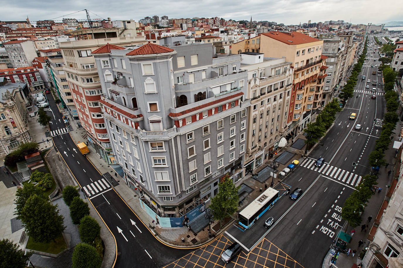 21 vecinos fueron desalojados de este edificio al detectar que «estaba mucho peor de lo que cabía esperar«, asegura el ingeniero Joaquín Calonge. Pasados ya varios días, todo indica que la seguridad va a seguir primando en el protocolo. «No sabemos cuántos pilares van a encontrarse en muy malas condiciones. Lo lógico es pensar que no va a haber más tan mal como este, pero no lo podemos asegurar. Por eso lo lógico, lo más sensato, es realizar las obras con el edificio vacío, sin vecinos ni comercios», aclara el experto elegido por la comunidad. Calonge fue contratado hace tres años para diseñar el plan de rehabilitación del edificio desde que el Consistorio abriera un expediente administrativo a los vecinos tras comprobarse que existían deficiencias estructurales.