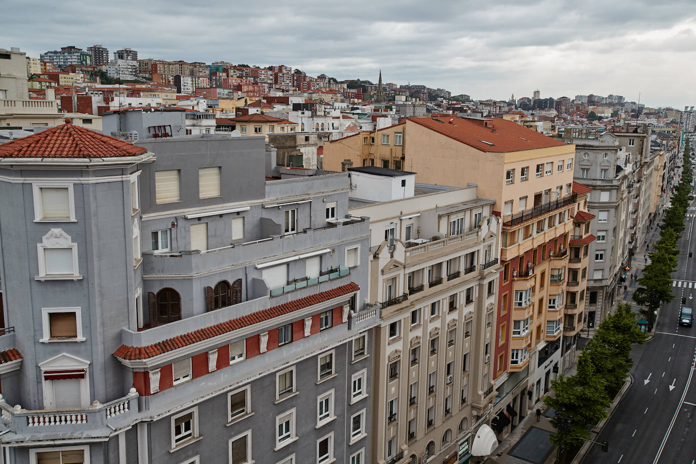 21 vecinos fueron desalojados de este edificio al detectar que «estaba mucho peor de lo que cabía esperar«, asegura el ingeniero Joaquín Calonge. Pasados ya varios días, todo indica que la seguridad va a seguir primando en el protocolo. «No sabemos cuántos pilares van a encontrarse en muy malas condiciones. Lo lógico es pensar que no va a haber más tan mal como este, pero no lo podemos asegurar. Por eso lo lógico, lo más sensato, es realizar las obras con el edificio vacío, sin vecinos ni comercios», aclara el experto elegido por la comunidad. Calonge fue contratado hace tres años para diseñar el plan de rehabilitación del edificio desde que el Consistorio abriera un expediente administrativo a los vecinos tras comprobarse que existían deficiencias estructurales.