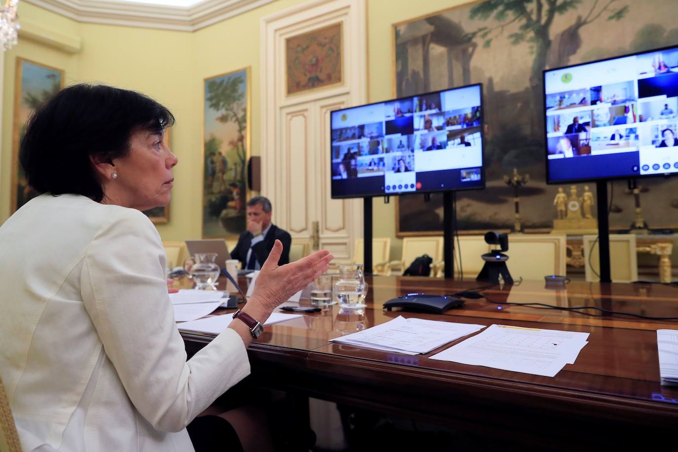 La ministra de Educación y formación Profesional, Isabel Celaá, durante la conferencia con las comunidades. 