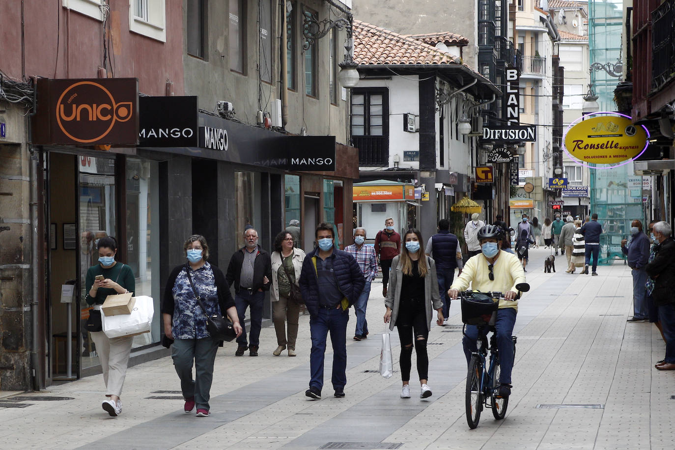 Fotos: El comercio de Torrelavega acusa la falta de clientes en junio