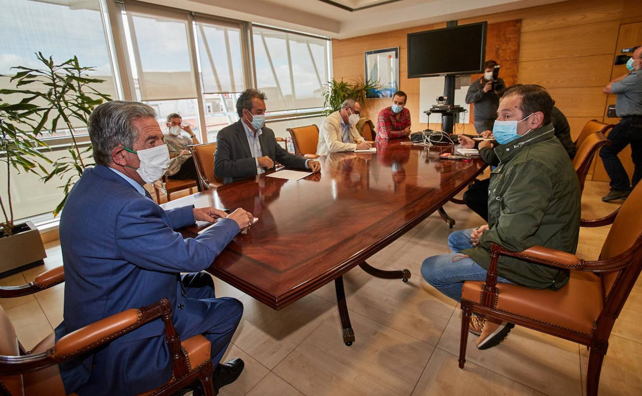 Revilla y Martín, a la izquierda, en la planta sexta de la sede gubernamental de Peña Herbosa con el comité de Nissan.