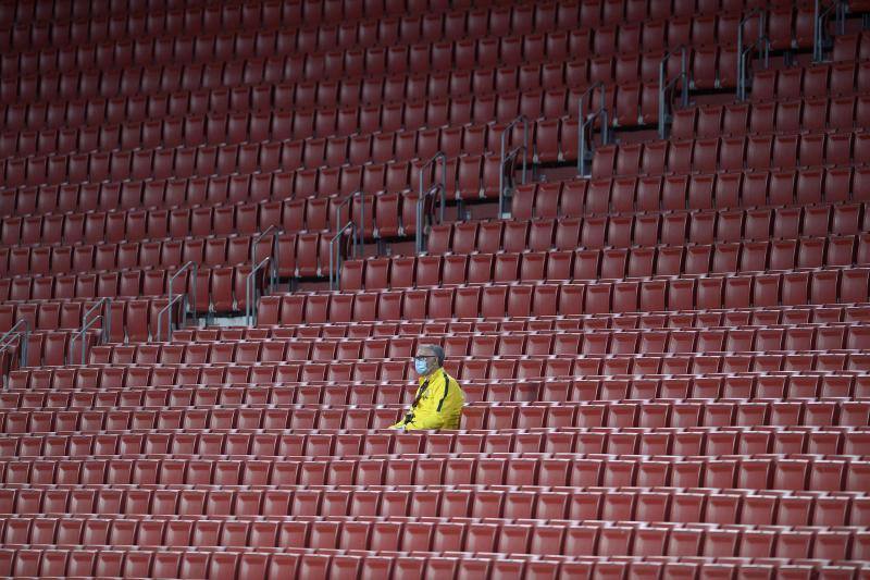 Fotos: Las imágenes del derbi sevillano más simbólico y extraño