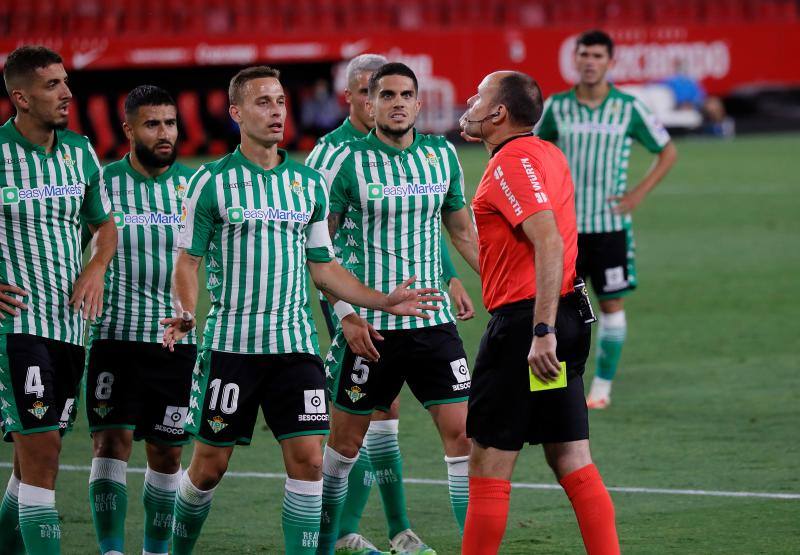 Fotos: Las imágenes del derbi sevillano más simbólico y extraño