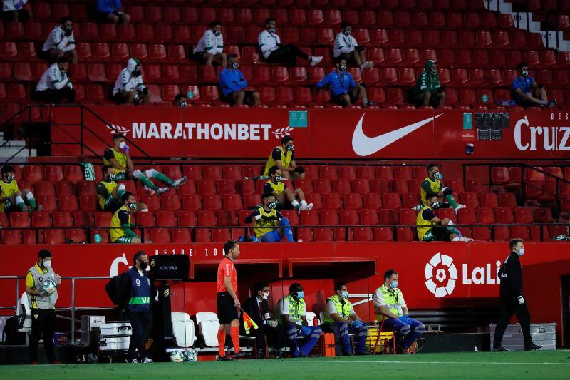 Fotos: Las imágenes del derbi sevillano más simbólico y extraño